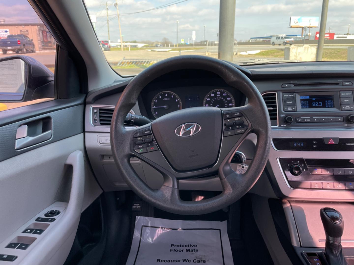 2015 Silver Hyundai Sonata (5NPE24AF0FH) with an 4-Cyl, 2.4 Liter engine, Auto, 6-Spd w/Shiftronic and Drive Mode Select transmission, located at 8008 Warden Rd, Sherwood, AR, 72120, (501) 801-6100, 34.830078, -92.186684 - Photo#12